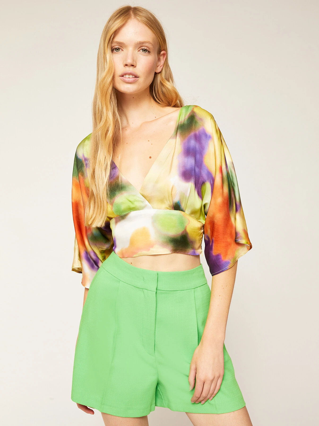 Blusa Corta Con Fiocco Posteriore Fantasia Fiori 3 Blusa Corta Con Fiocco Posteriore Fantasia Fiori