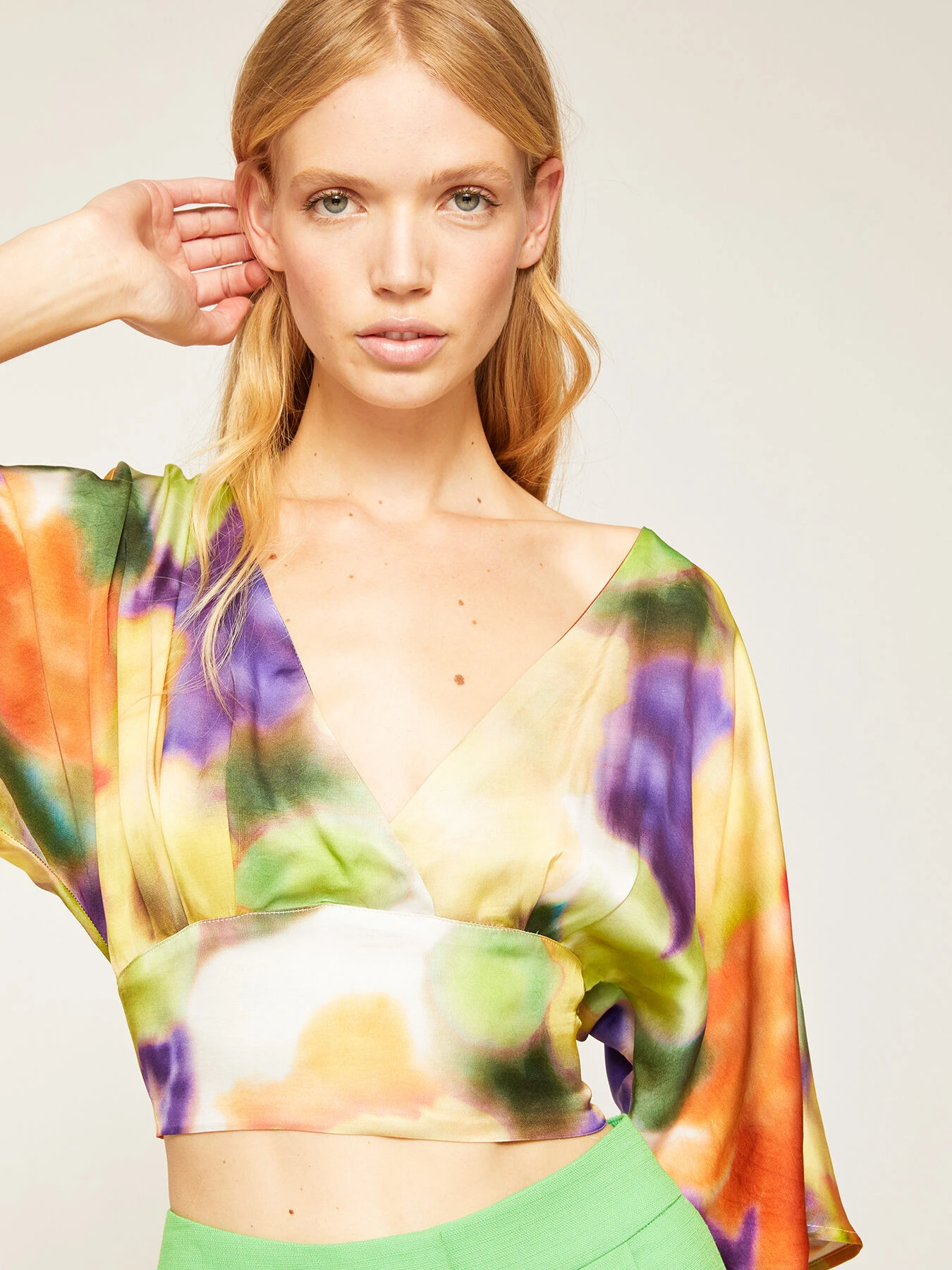 Blusa Corta Con Fiocco Posteriore Fantasia Fiori 5 Blusa Corta Con Fiocco Posteriore Fantasia Fiori – Bild 3