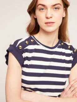 T-shirt Navy A Righe Con Motivo Bottoni -TraumKleid Verkäufe G420W002688N0Z4 06I high res