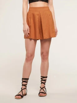 Shorts Con Pieghe In Lino Viscosa